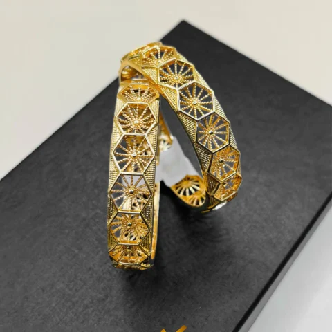 Laila Curve - Bangles Classic curves with antique charm