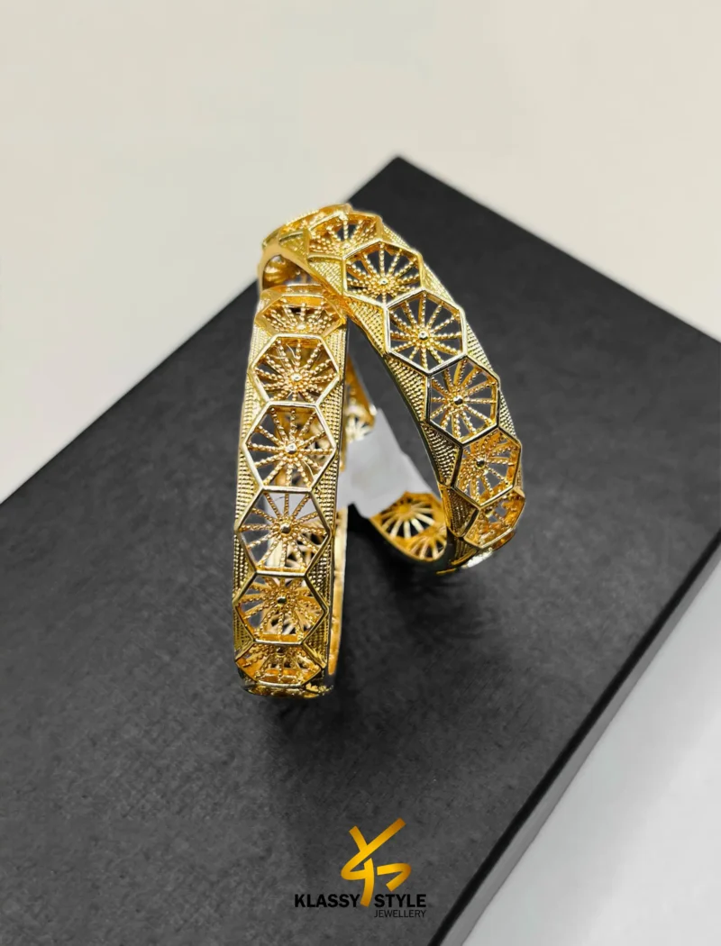 Laila Curve - Bangles Classic curves with antique charm